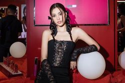 Hoa hậu Tiểu Vy đón Halloween sớm, nổi bật với concept 'cô Tư' Wednesday