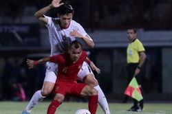 Hài hước khoảnh khắc Văn Hậu 'lấy thịt đè người' khiến Messi của Indonesia phải nhớ tên