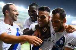 Inter Milan 'lột xác' ngoạn mục trong hiệp 2, đánh chiếm vị trí đầu bảng Serie A từ đại kình địch