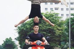 Công an đã làm việc với nghệ sĩ Quốc Nghiệp vụ vừa chạy xe vừa làm xiếc chồng đầu
