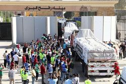 Đoàn xe viện trợ đã vào được Gaza, Israel tăng cường không kích