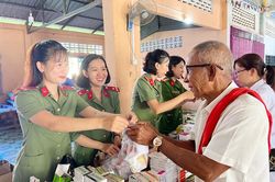 Công an An Giang khám bệnh miễn phí cho 600 người dân Campuchia
