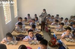 Tranh cãi giữa phụ huynh và nhà trường về hình ảnh bữa ăn bán trú 'chỉ có cơm trắng và đậu phụ'