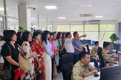 Báo Xây dựng tham quan thực tế tại Nhà máy xi măng Hạ Long