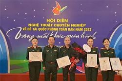Thượng tá, NSƯT Nguyễn Xuân Hùng nhận giải thưởng 'Chỉ đạo Nghệ thuật Xuất sắc'