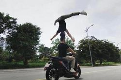 Điều tra làm rõ clip nghệ sĩ xiếc chạy xe 'chồng đầu'