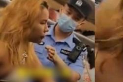 Chiếm chỗ người khác trên tàu, cô gái thẳng tay tát cảnh sát và cái kết đắng
