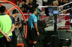 Mùa giải V-League mới nhìn từ nỗi niềm của... VAR