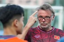 Tuyển Việt Nam gây bất an, không phải lỗi của HLV Troussier