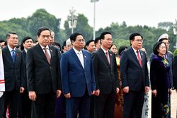 Đoàn đại biểu Quốc hội vào Lăng viếng Chủ tịch Hồ Chí Minh