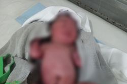 Xót thương bé trai sơ sinh bị bỏ rơi trước phần mộ
