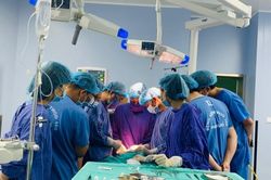 Suýt bị mù vì tiêm filler 'trẻ hóa đôi mắt'
