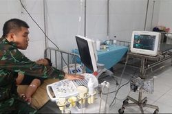 Trực thăng bay ra Trường Sa đưa ngư dân đột biến sức khỏe về đất liền điều trị