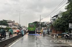 Xe máy va chạm xe khách giường nằm, vợ tử vong, chồng nhập viện