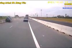 Xe ben chuyển làn bất cẩn tông ô tô 4 chỗ nằm vắt vẻo trên dải phân cách