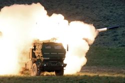 Cận cảnh quân Nga phá hủy xe tải Ukraine