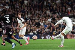Tottenham trở lại ngôi đầu bảng Ngoại hạng Anh
