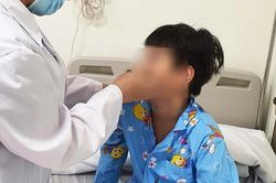 Bị đồ long đao 30 kg văng vào mặt, bé trai 10 tuổi suýt vỡ mũi