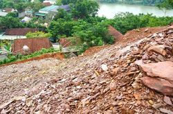 Hạ thấp độ cao một ngọn đồi ở Quảng Bình để ngăn ngừa nguy cơ sạt lở