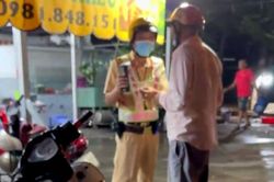 CSGT TPHCM thông tin vụ đại úy bị người vi phạm nồng độ cồn ném đá