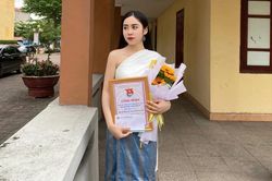 Quá mê Việt Nam, hot girl Lào từ bỏ nhiều học bổng du học