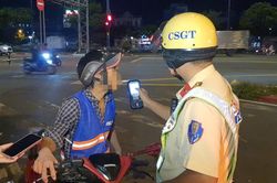 TPHCM: Điều tra vụ CSGT bị ném đá vào đầu khi kiểm tra nồng độ cồn