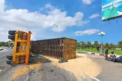 Container chở hàng liên tiếp bị lật khi qua vòng xuyến