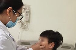 Đứng xem bạn bẻ đồ long đao, bé trai nhập viện