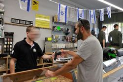 Người Israel đổ xô đi mua súng để phòng thân