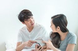 Đang yên lành, chồng tôi bỗng đòi rút hết tiền tiết kiệm để kinh doanh