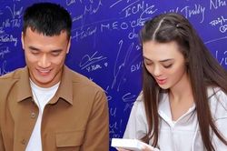 Vợ Tây của Bùi Tiến Dũng trang điểm nhẹ nhàng vẫn gây chú ý