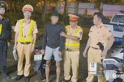 Phát hiện 3 thanh niên điều khiển xe mô tô có sử dụng ma túy