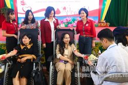 Hơn 450 cán bộ giáo viên, học sinh tham dự ngày hội 'Trao giọt hồng – gửi yêu thương'