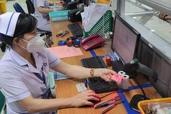 Người dân tộc thiểu số tại vùng khó khăn được hỗ trợ đóng bảo hiểm y tế