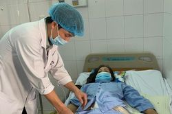 Ngã cây cà na, một phụ nữ bị cọc gỗ đâm xuyên người