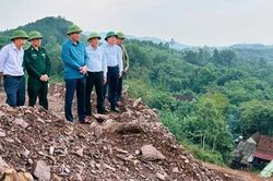 'Cưa ngọn' quả đồi để ngừa nguy cơ sạt lở ở khu dân cư
