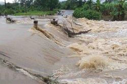 Lũ quét cuốn trôi xe jeep chở 4 du khách trong khu du lịch ở Lâm Đồng