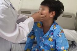 Cùng các bạn chơi đồ long đao, bé trai 10 tuổi ở Hà Nội bị đập vào mặt suýt vỡ mũi