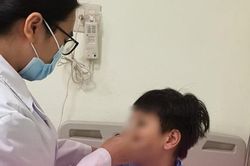 Đồ long đao đập vào mặt, bé 10 tuổi bị sưng nề, biến dạng vùng mũi