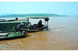 Ngư dân đem bán 'khối sắt' khủng, chuyên gia lập tức phong tỏa hiện trường