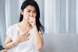 Ho có đờm tưởng cảm lạnh, nào ngờ suýt tử vong