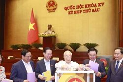 Hình ảnh Quốc hội lấy phiếu tín nhiệm 44 lãnh đạo
