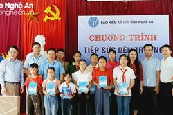 Bảo hiểm xã hội tỉnh Nghệ An trao quà cho học sinh tại Kỳ Sơn