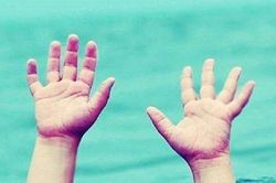 Vướng tóc vào cống bể bơi, bé gái 9 tuổi nguy kịch
