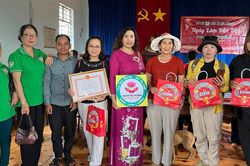 Tặng trên 200 suất quà, bánh kẹo cho người nghèo và trẻ em xã Ia Hlốp