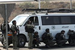 Israel thả tờ rơi ở Gaza, treo thưởng người cung cấp thông tin về con tin