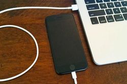 Sạc iPhone qua máy Mac có gây hại?