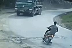 Vào cua như 'tay đua', lái xe máy lao thẳng vào xe tải ngược chiều