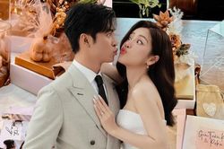 Thiệp cưới của Puka và Gin Tuấn Kiệt: Thiết kế hộp quà, đính kèm ảnh cưới 'lầy lội'