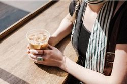 Uống cà phê kiểu này, người phụ nữ gãy xương